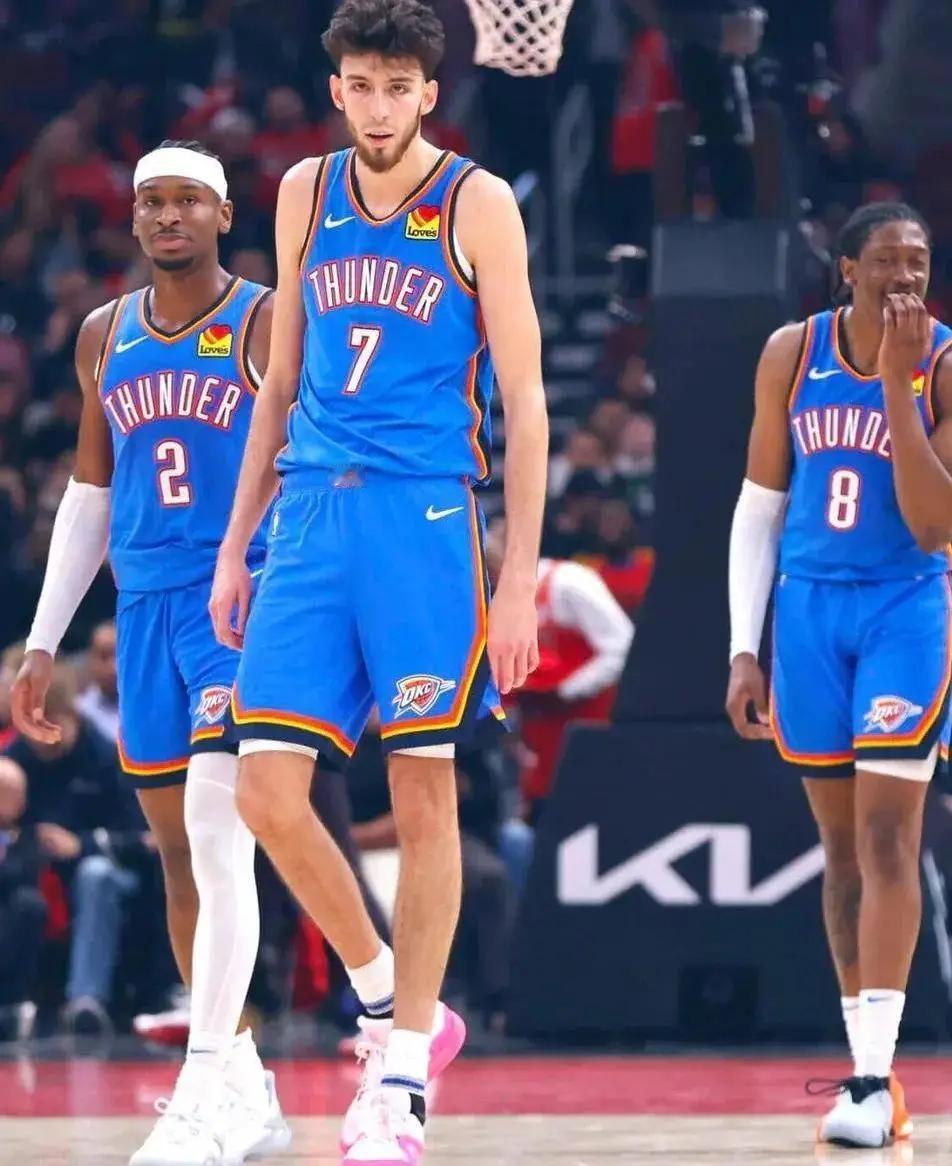 亚历山大三节打卡，带领雷霆队138-89大胜在太阳，闯进NBA杯西部决赛，静候湖