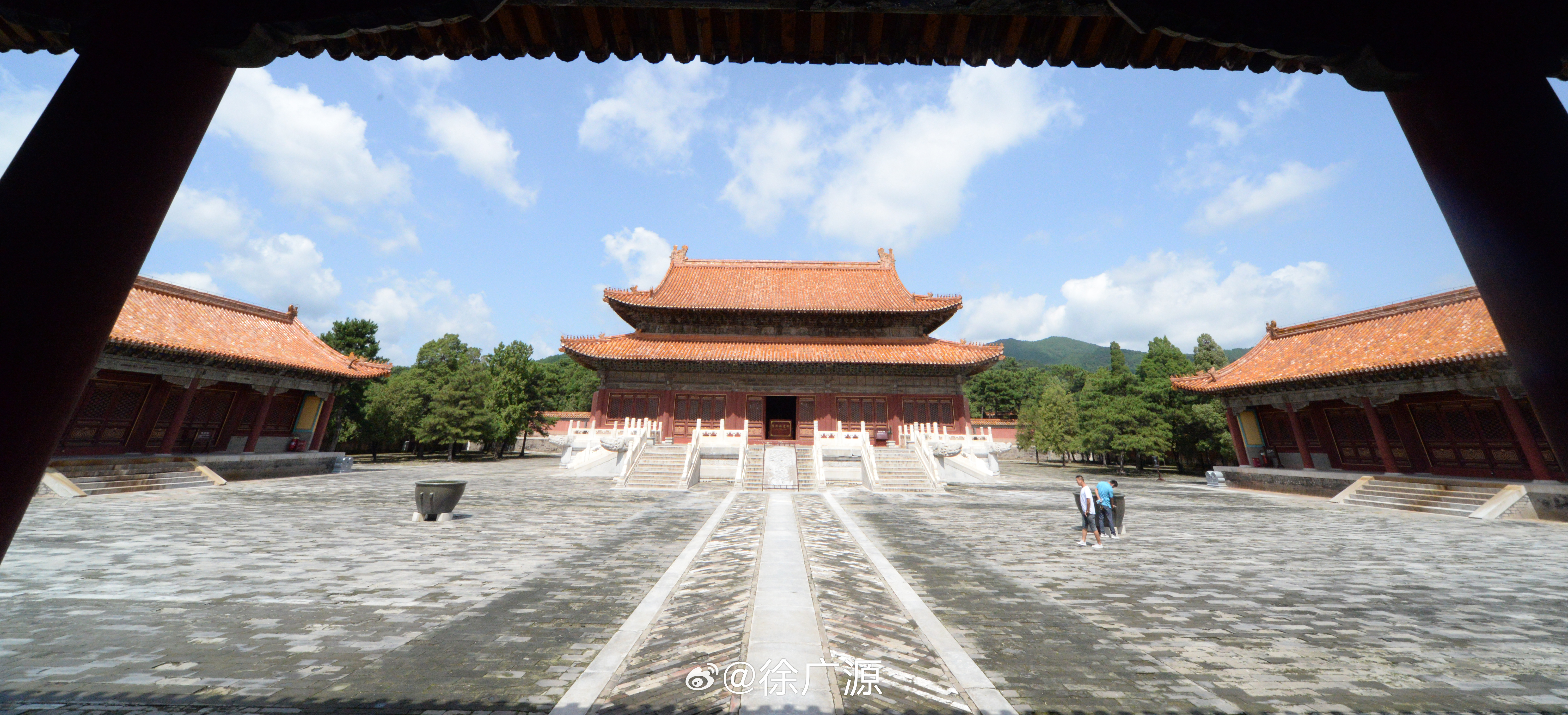各陵大殿东暖阁，无论建没建佛楼，里面都收藏着许多珍贵的文物，有玉翠，有书画、有挂