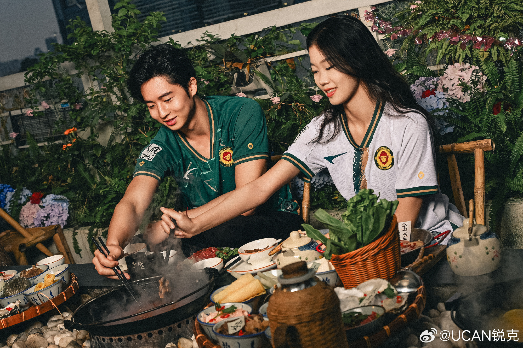 低级别联赛好球衣丨贵州贵阳竞技主场以黔山青绿为底色，将千户苗寨错落肌理化作衣身暗