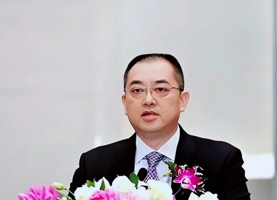 恒大 夏海钧   ，曾拿2亿年薪的恒大“打工皇帝”夏海钧，如今向香港法院哭穷：每