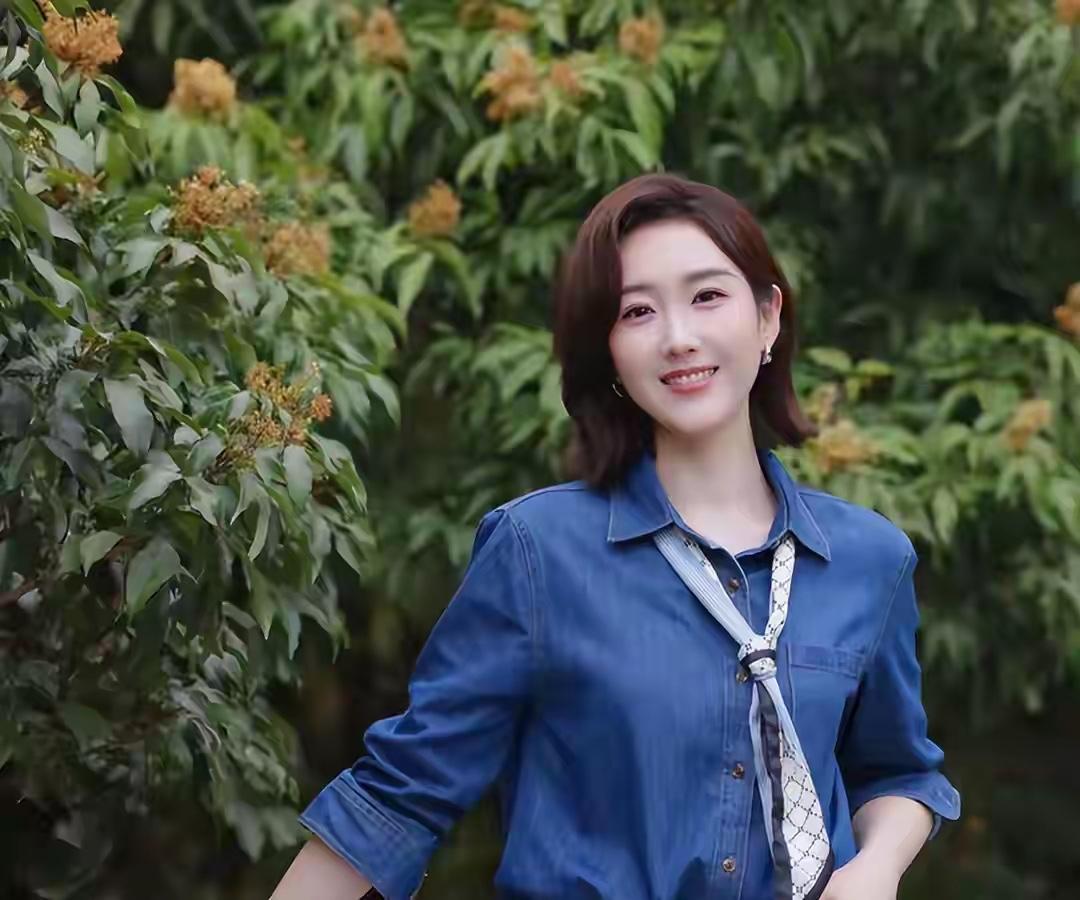 央视非常漂亮的主持人，更重要的是主持功底也好