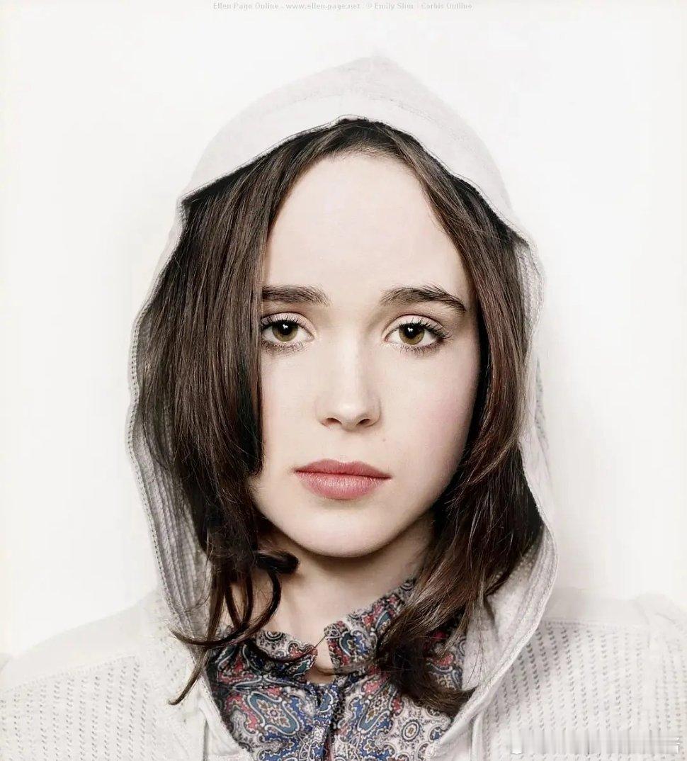 就说吧，这世界还有什么不会变，太崩溃了，十年前喜欢的女星，现在一看变男的了 ​​