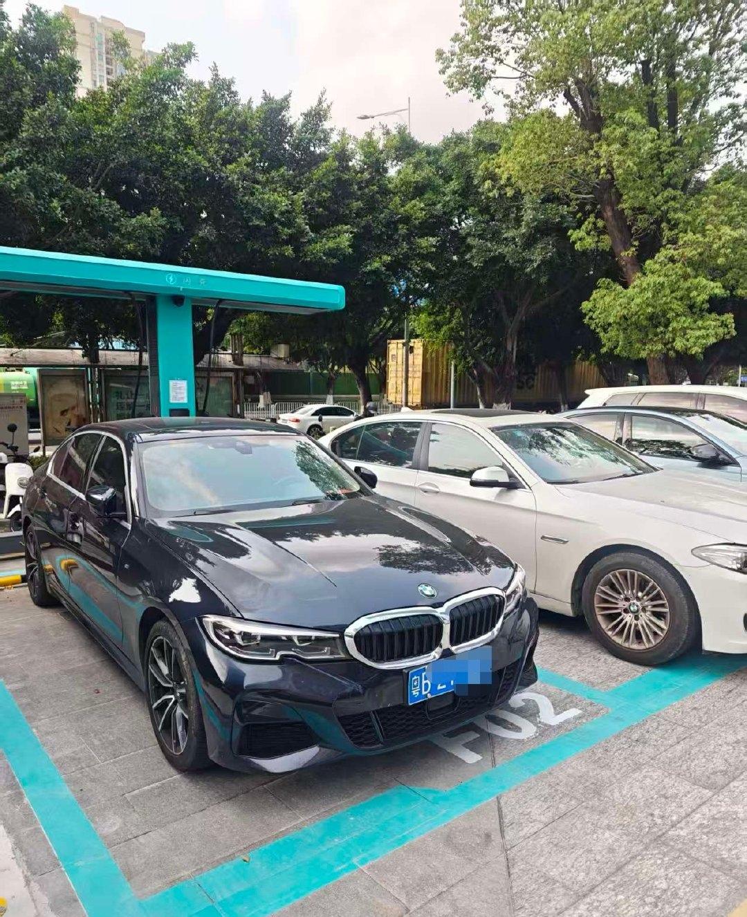 加油站不加油不让停，加完油不走就会有人赶，所以没人敢不按规律来；可无人充电桩就非