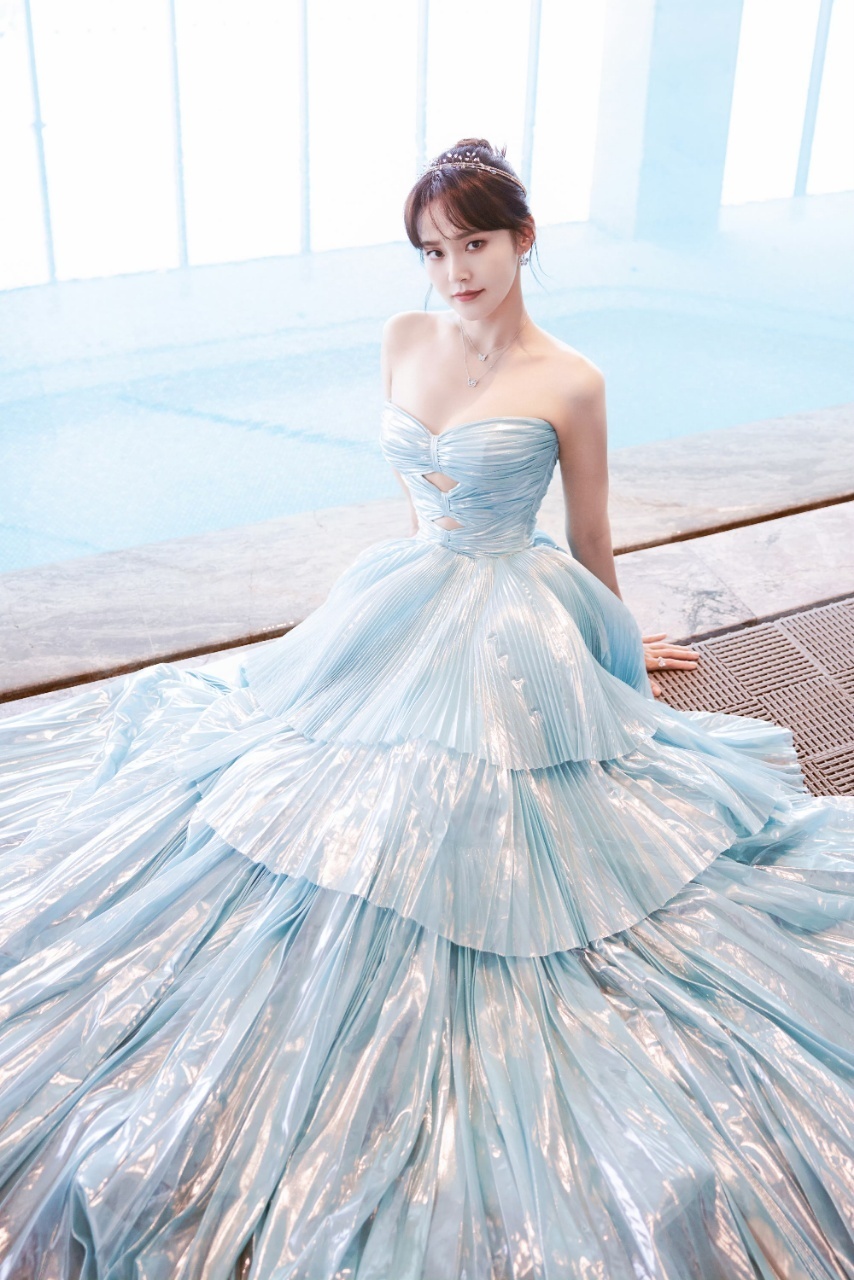 #张佳宁直播拆头发# 谁懂张佳宁身上的松弛感啊，剧组直播时直接当场拆妆发，重新把