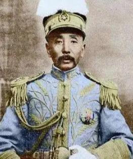 1891年，16岁的张作霖落难乞讨，孙寡妇看中了他，解开衣扣，掏出一块腰牌给他：