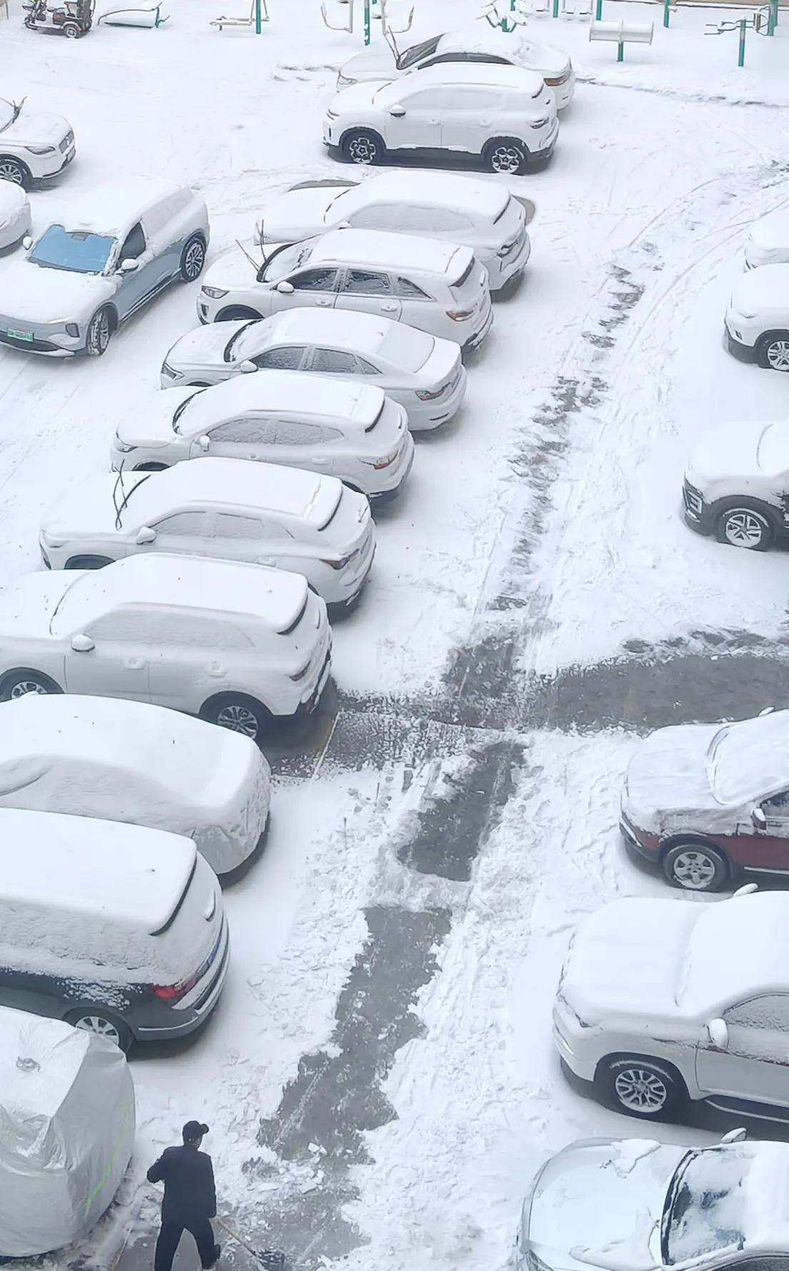 1月24日的这一场雪是兰州近年来降雪量最大的一场。

兰州市有些地方降雪量有十五