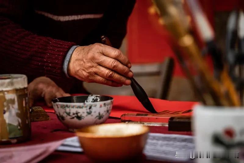 看到“执笔画丹青”这个上联，瞬间来了兴致。“执笔”是动作，“画”是行为，“丹青”