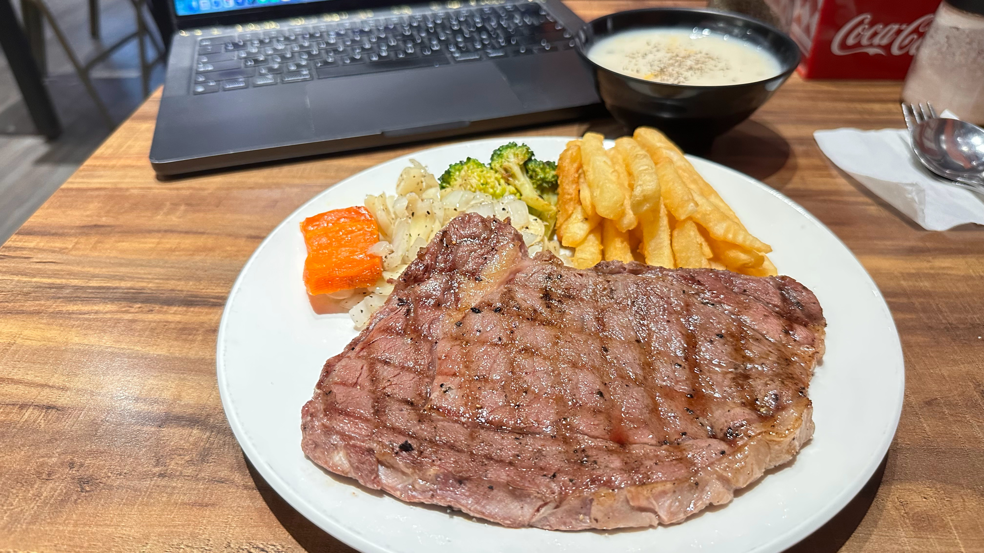 昨晚刷视频突然很想吃牛排但还是得干活