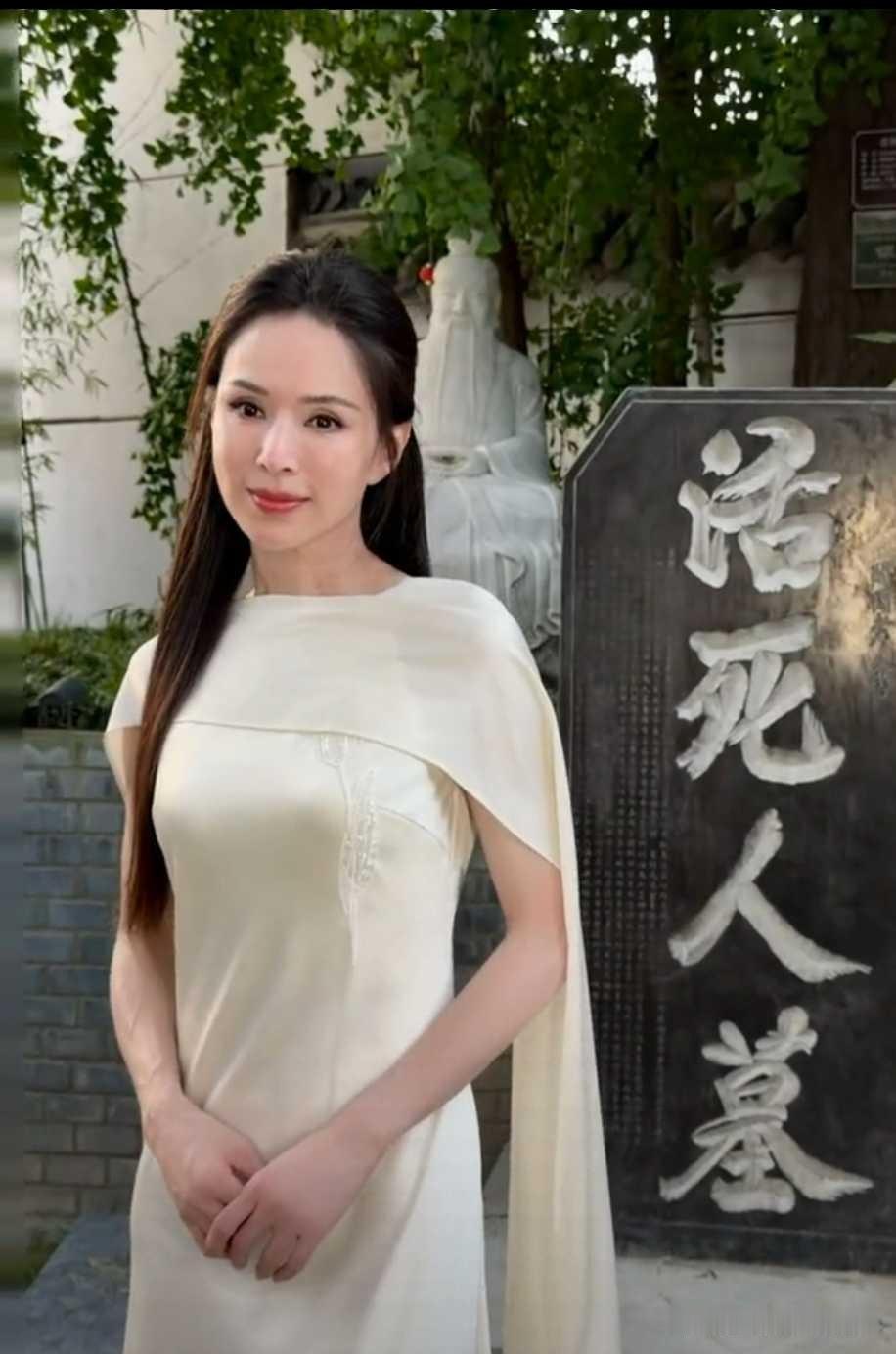 李若彤和活死人墓合照，回到二十年前的感觉了，温文尔雅的模样也太漂亮了，哪里能看出
