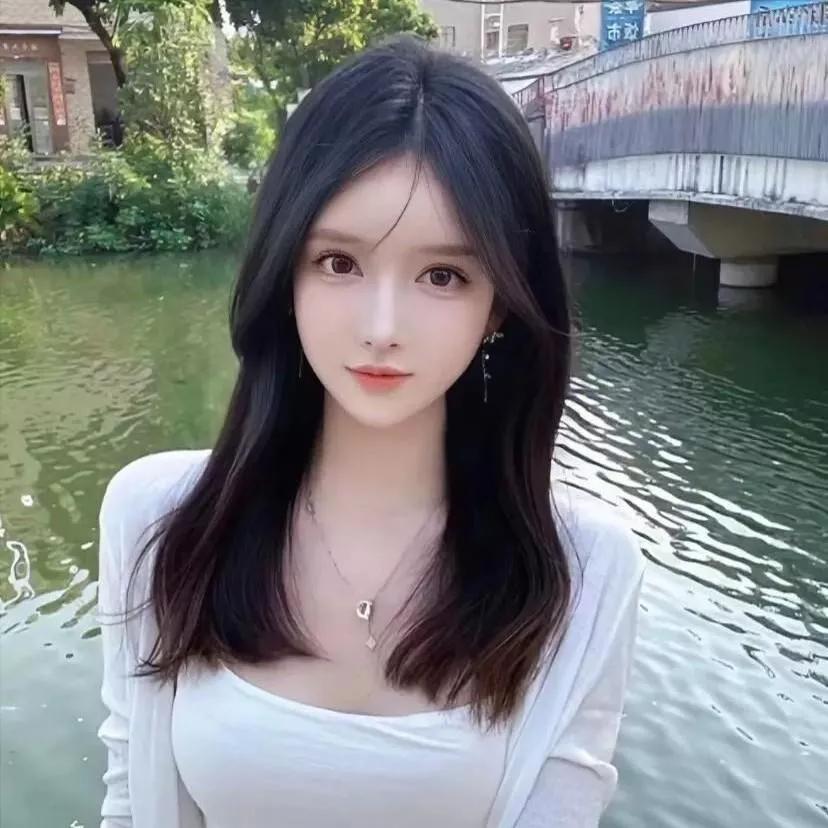 清新自然的美少女，桥下流水映红妆