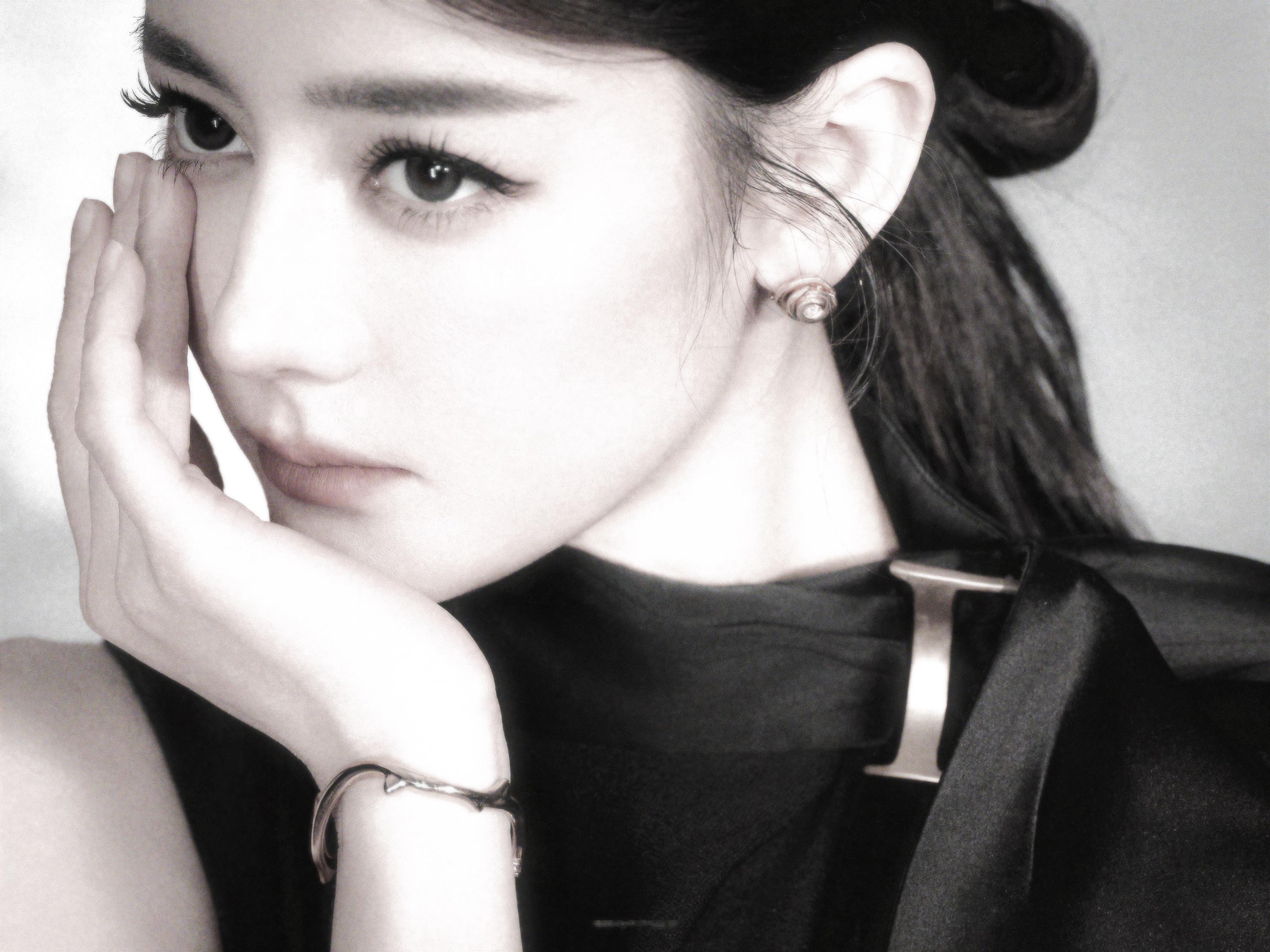 𝐏𝐨𝐬𝐭𝐜𝐚𝐫𝐝.📸迪丽热巴顶光都美成这样