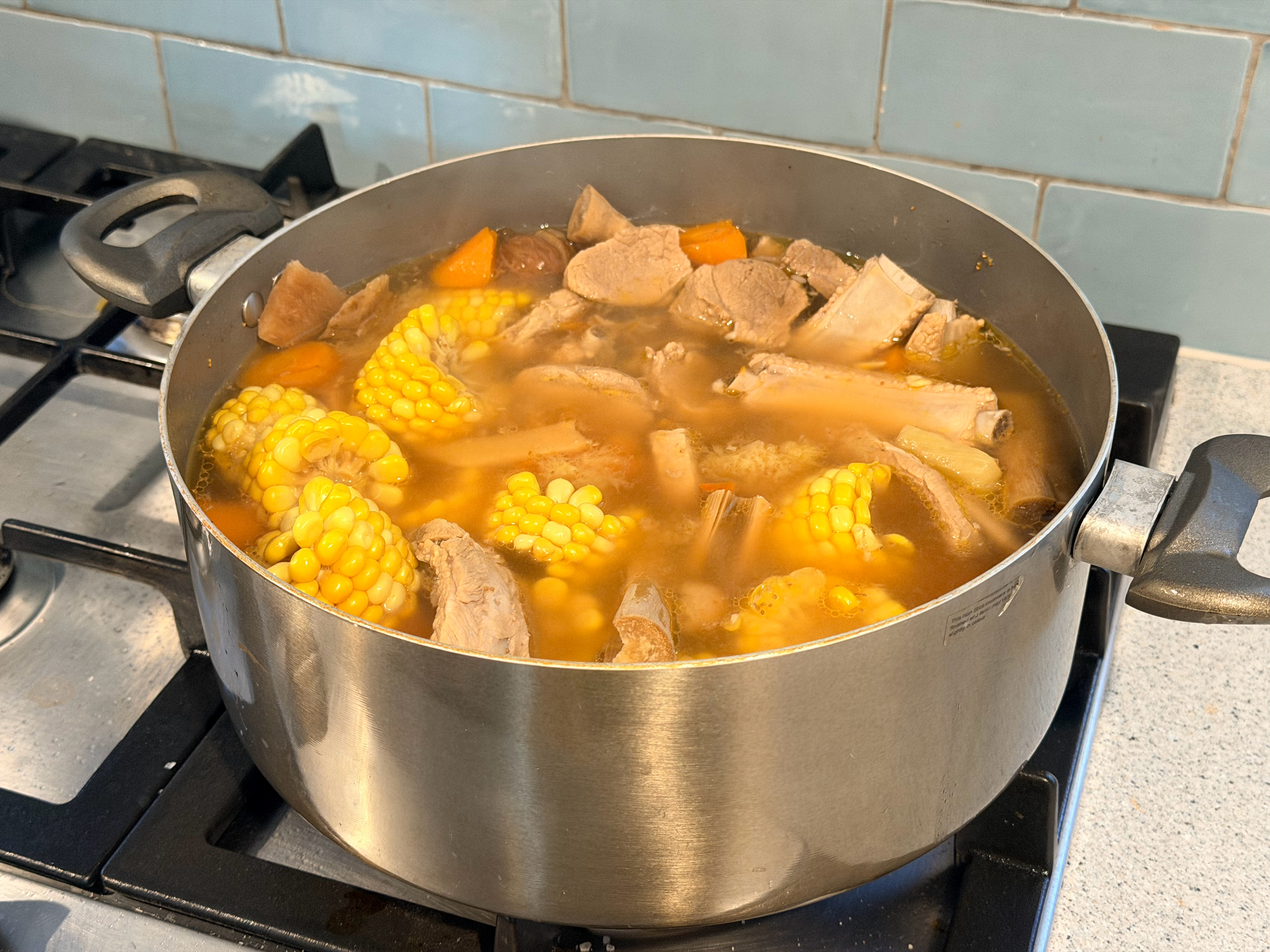 现在是新西兰晚上8点～天空还很亮～感谢我妈这个大厨！！～中国胃！！太开心啦！ 新