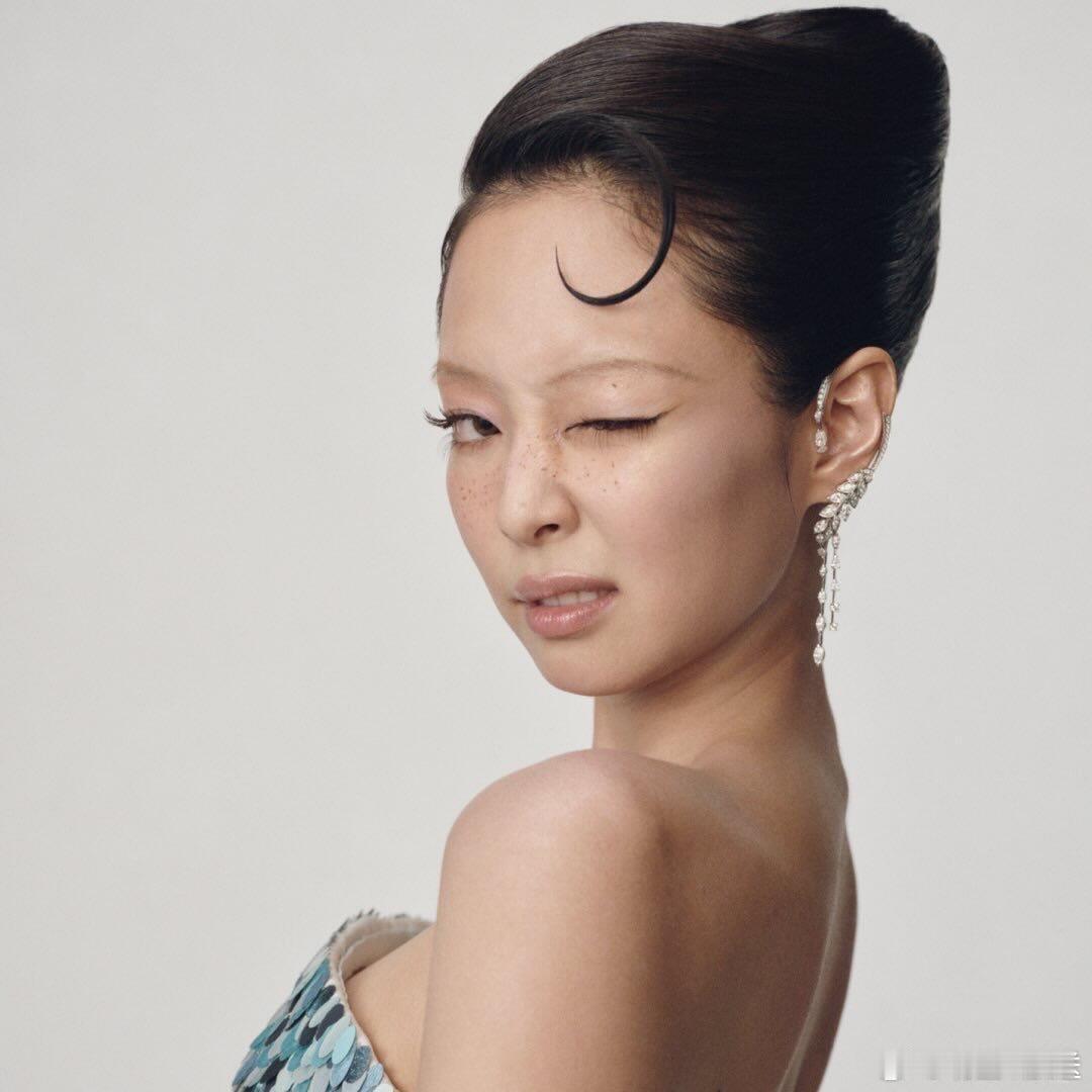Jennie在红毯给自己顺毛红毯上的治愈瞬间！Jennie 自然整理裙装的神态软