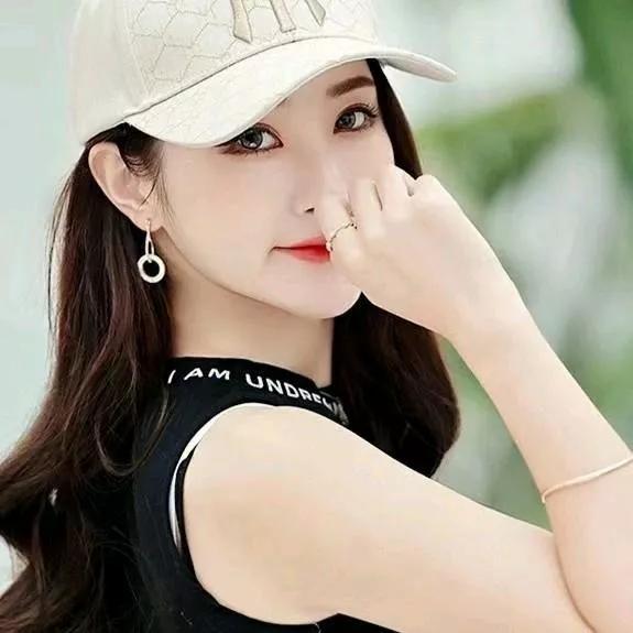 夏日清新穿搭指南：棒球帽+无袖T恤，轻松自在，尽显青春活力！白色棒球帽搭配 咖色