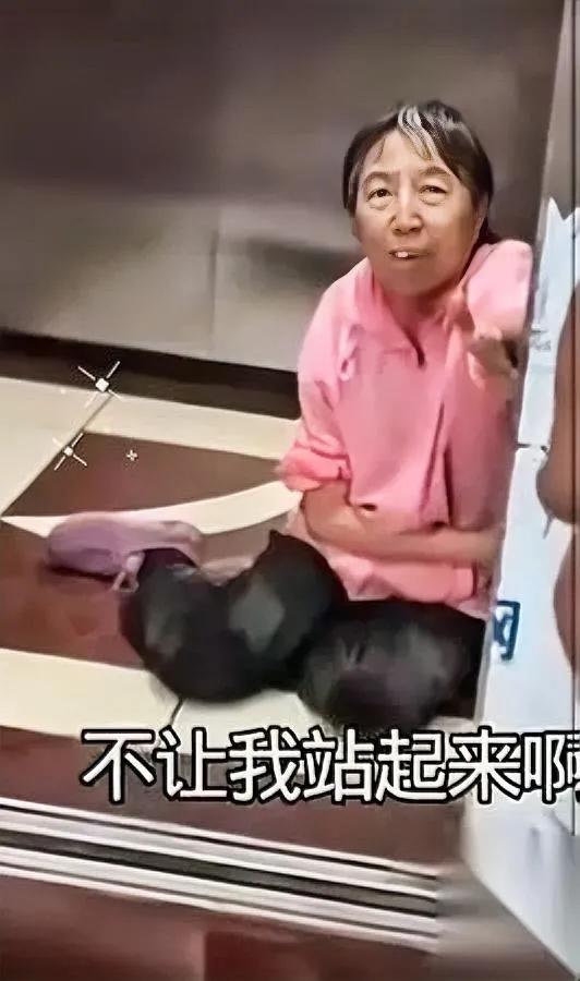 电梯里的喊声，我听着扎心。

老太太瘫在地上，攥着扶手喊“谁扶我下”，见有人凑过