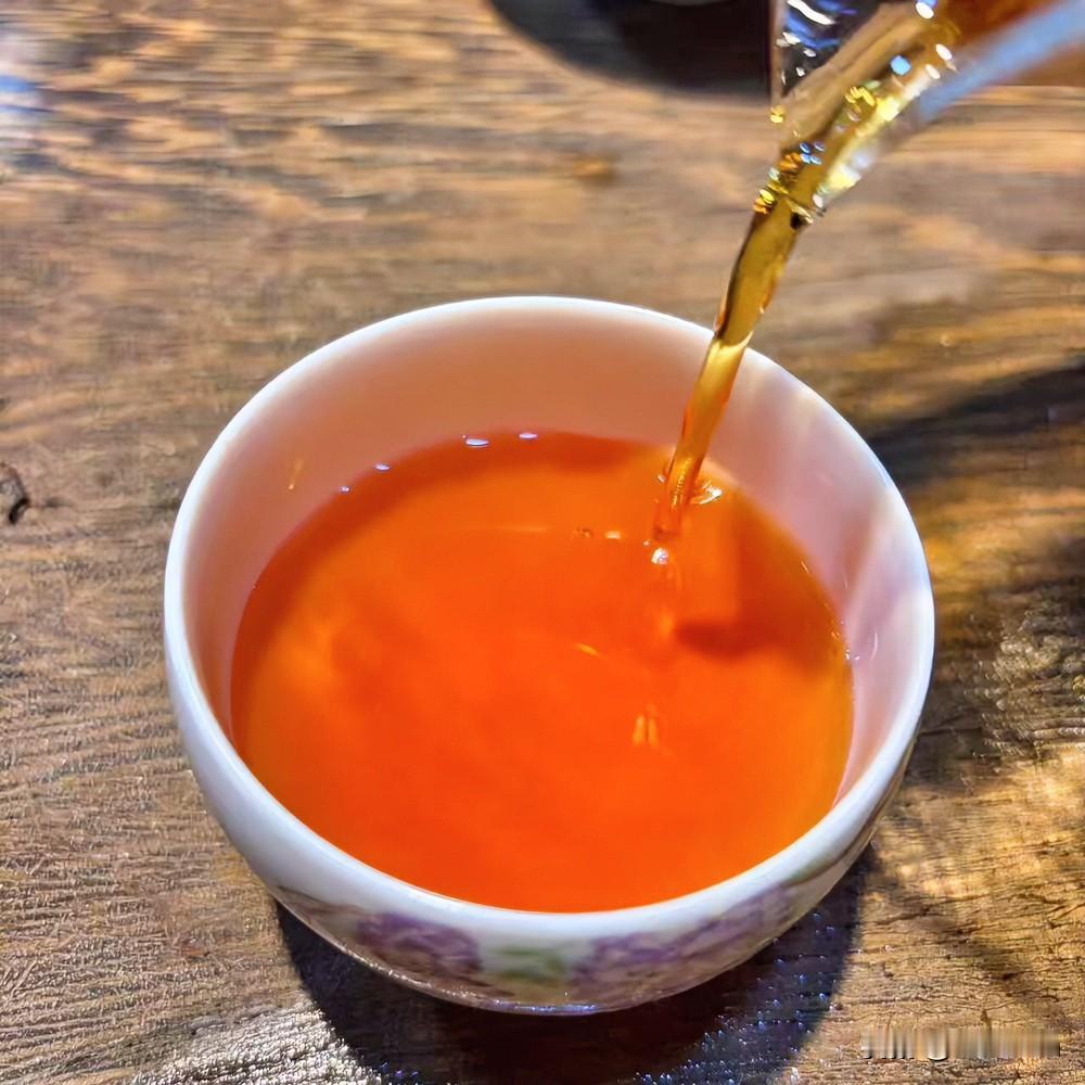 没有一百度的沸水，
茶叶，怎会懂浮沉的滋味。
不必畏惧眼下的折腾，
所有煎熬与沉