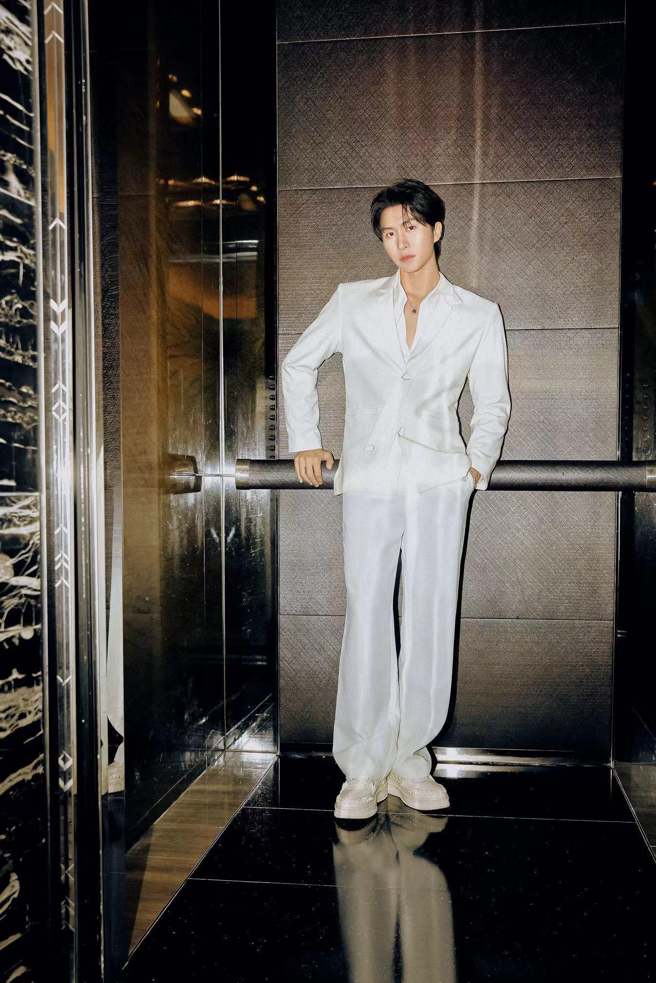演员这组写真太绝啦！在光影交错中，独特型格展露无遗。优雅高贵完美融合，每一处细节