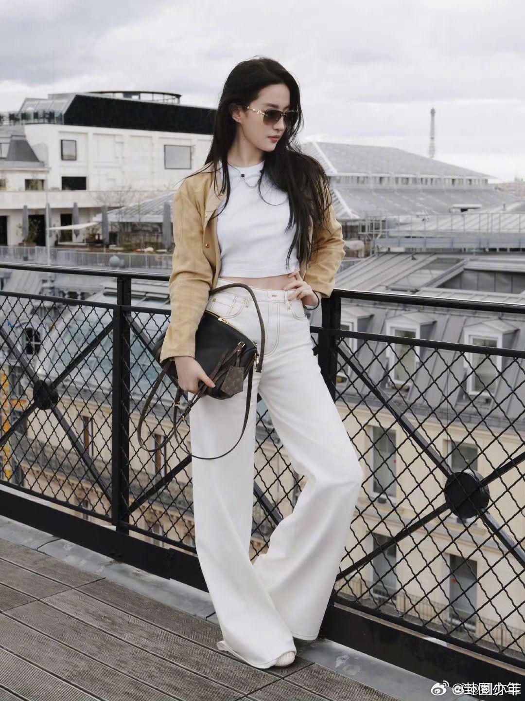 刘亦菲春日穿搭 刘亦菲春日穿搭，随性又高级，好赏心悦目！！ 