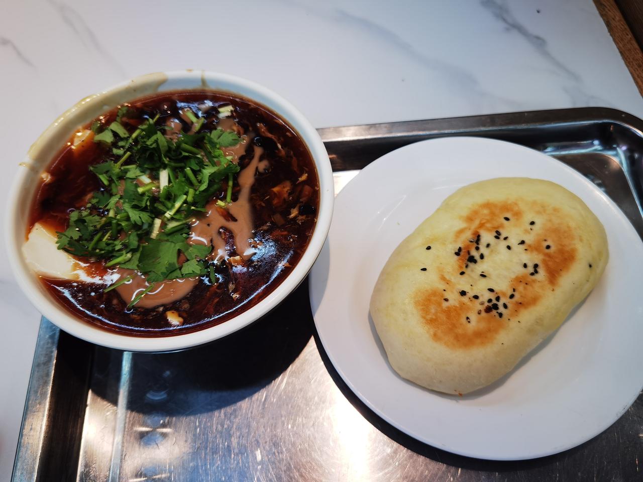 早餐：一份豆腐脑3.5元，一个烧饼2元，解决了温饱问题，挺好。