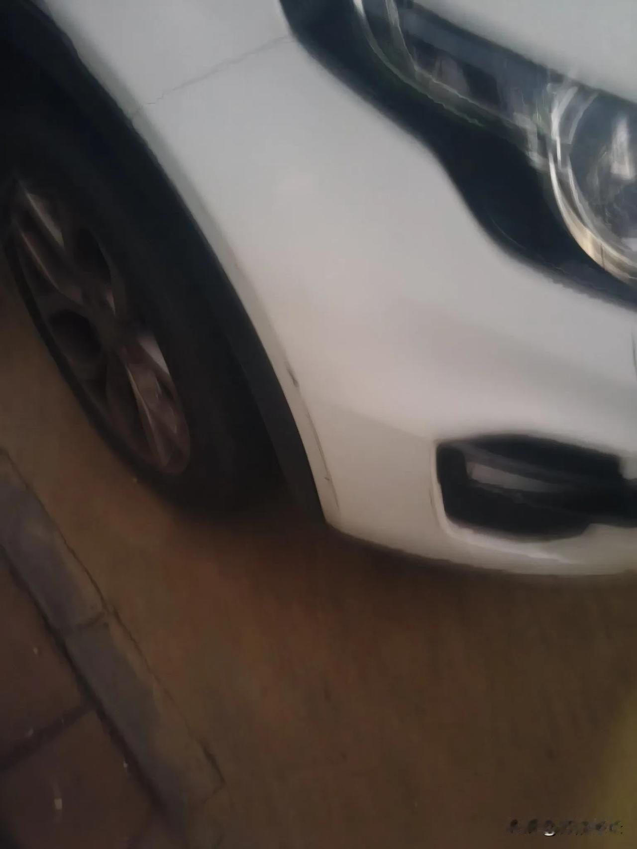 细微之处见人品！原则和担当这东西是装不出来的。
上午车停在小区路边车位上，被旁边