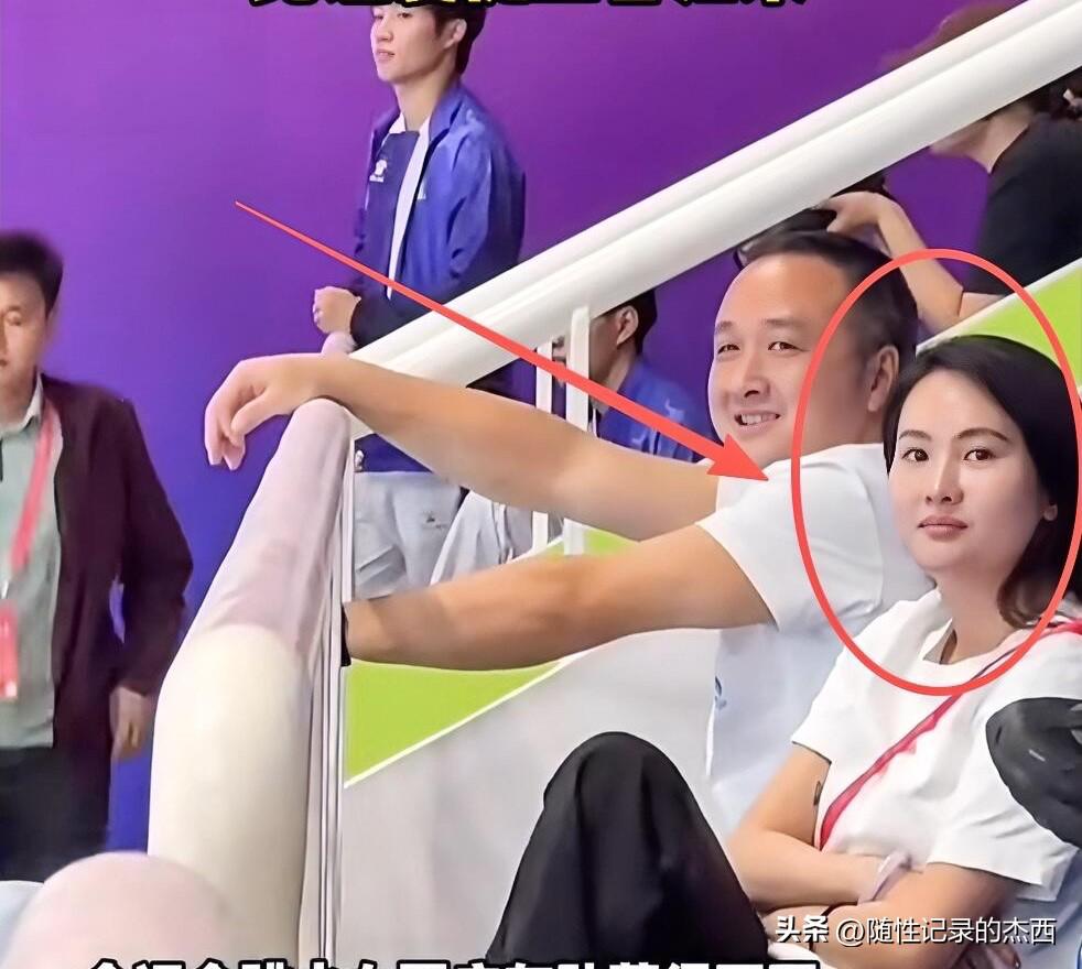 陈若琳好悠闲啊，坐在那里看比赛，一群高颜值里，她脸最小，太亮眼啦，一眼就看到她。