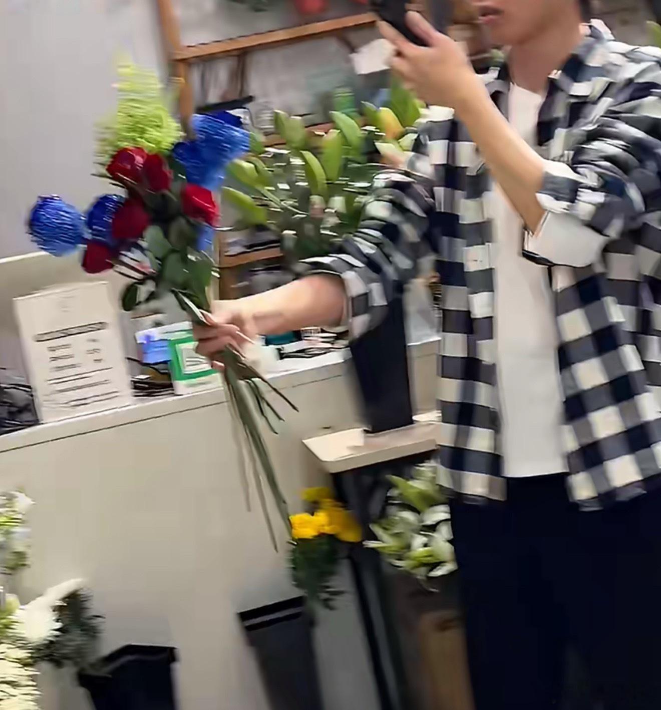 不得不说很多男生挑花只顾着随便搭配，审美一言难尽。好在这位跑腿小哥平时跑单见得多