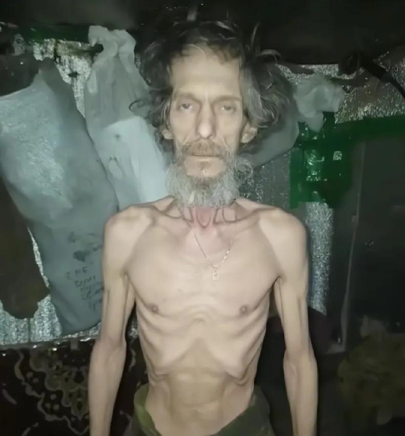 乌驻守前线士兵的家属爆出丑闻，一高级指挥官当即被解除职务！日前，一组士兵骨瘦如柴