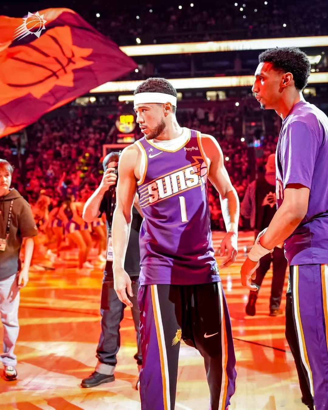 明天上午10点，在咪咕视频直播太阳VS独行侠。太阳队目前遭遇两连败，不过布克和格