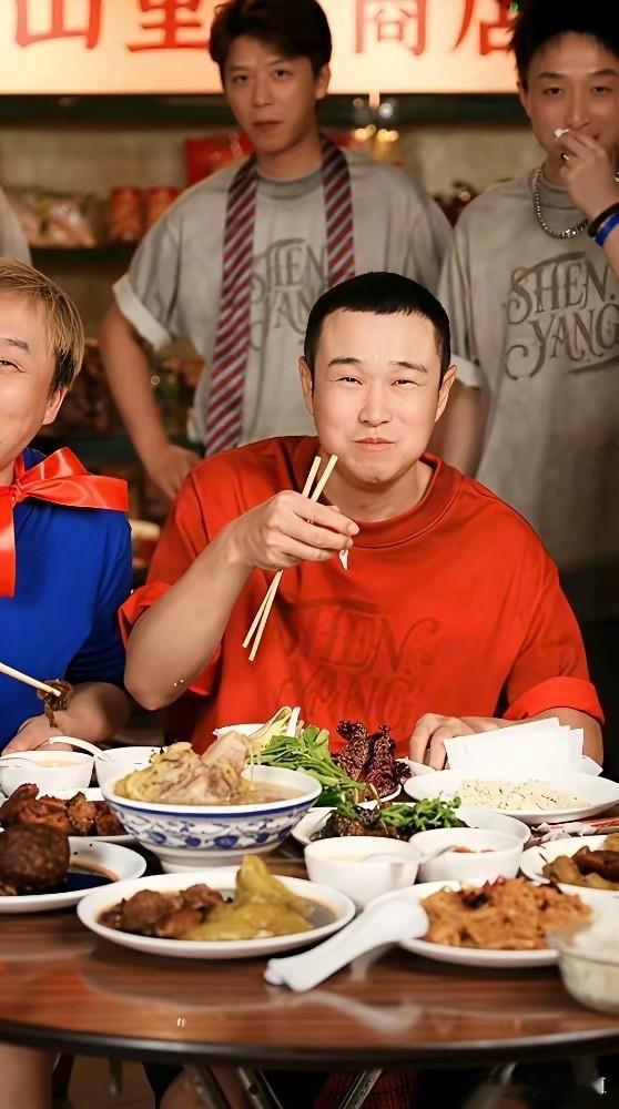 200万人看一个45岁的老男人吃饭，这钱真的是太好挣了。月收入几千的人疯狂的给年