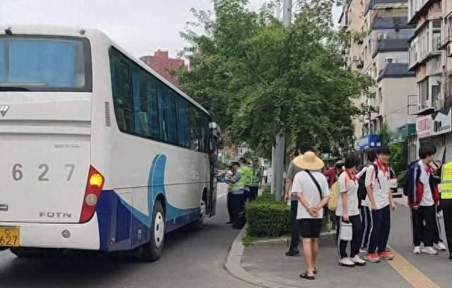 啥手续没有就敢拉学生？违法“校车”被处罚