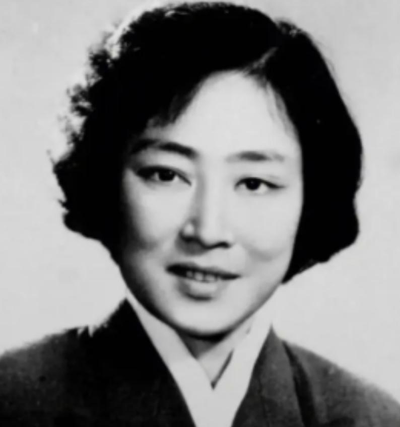 1953年秦腔女演员孟遏云前往朝鲜参加慰问演出，但她有一个怪癖，从不在公共浴室洗