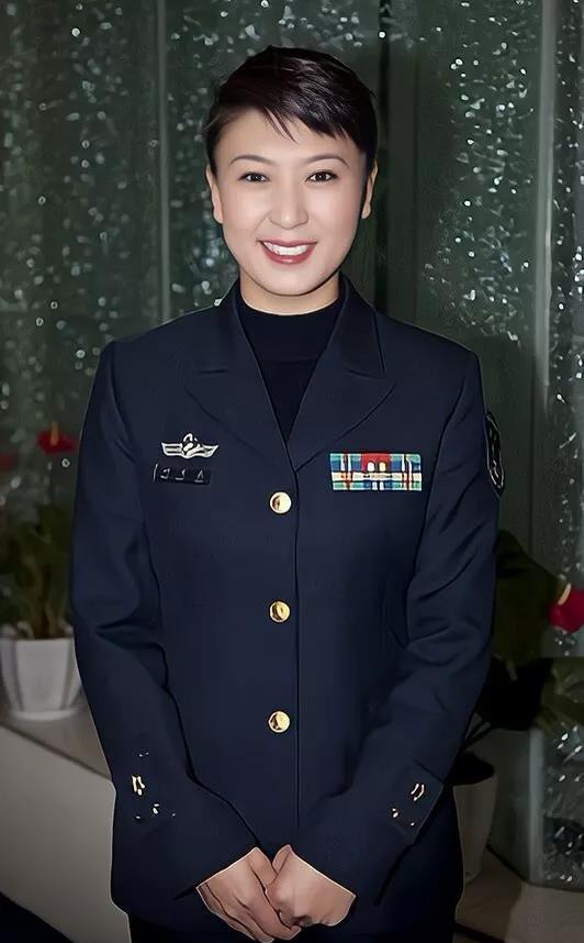 当评委席上的闫学晶甩出一段二人转身段，弹幕突然安静了。
原来她点评喜剧时每个手势