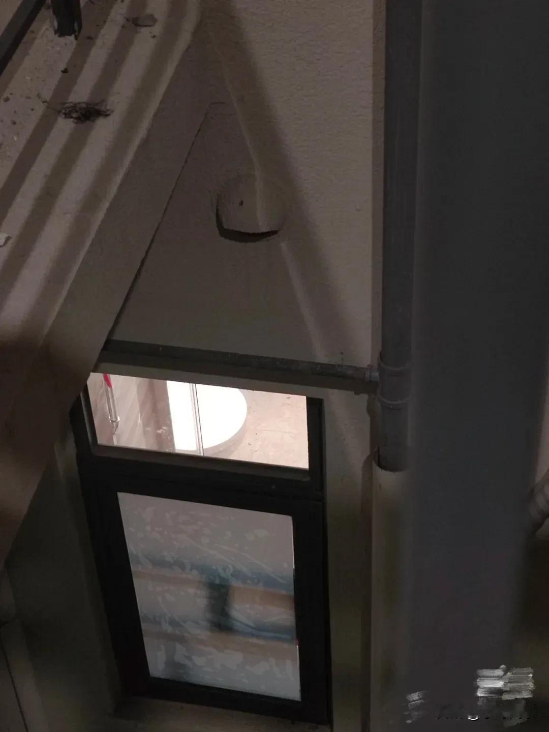 该怎么提醒楼下小姐姐呢