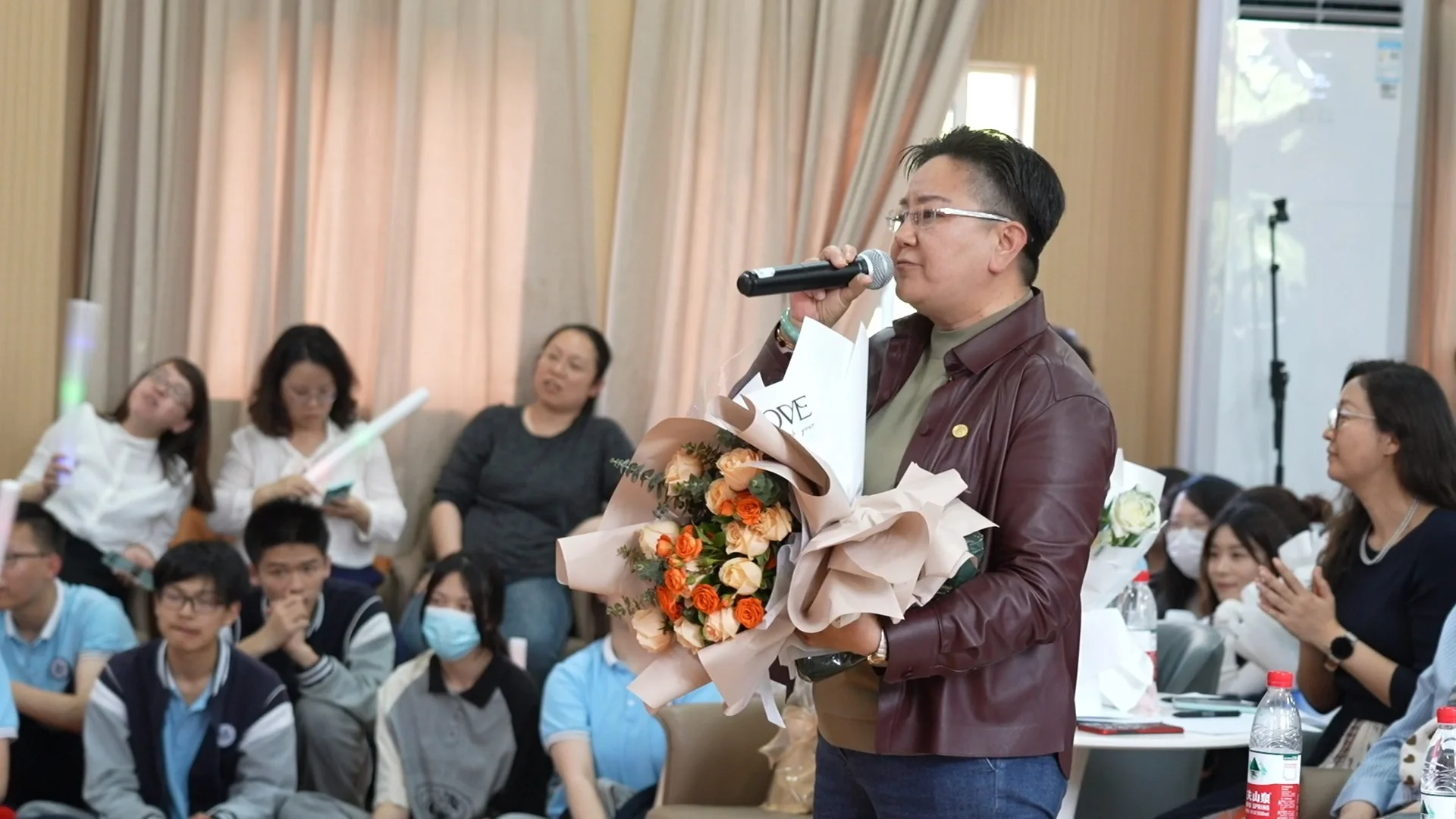 上海市重点女校长再放歌！这次唱的是👉