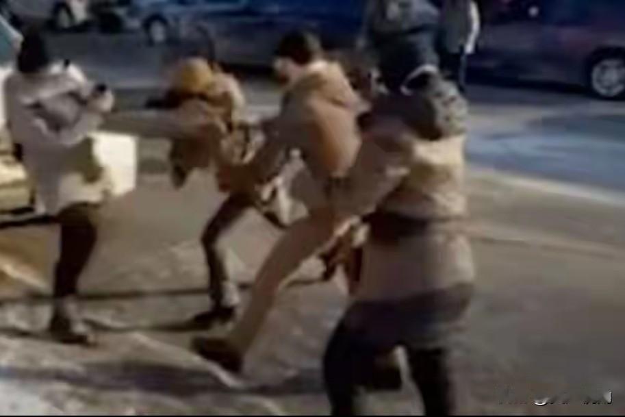 当联邦执法队可以随意枪杀合法公民，当地方政府的抗争被视为‘妨碍公务’，明尼苏达的