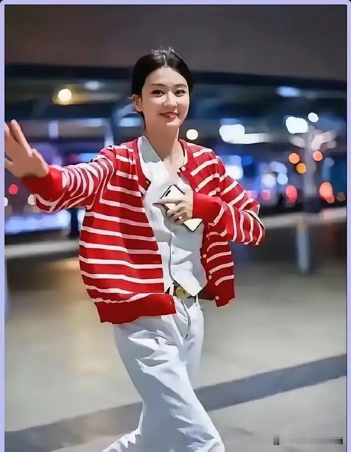 这位女演员穿搭朴实，本人比较大方，不怎么化浓妆都是那么自然有魅力，而且她好温柔，
