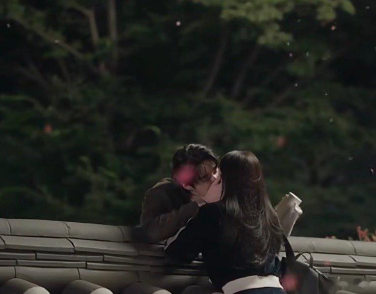 边佑锡iu吻戏iu边佑锡新剧吻戏 iu边佑锡新剧吻戏，来看看呢 