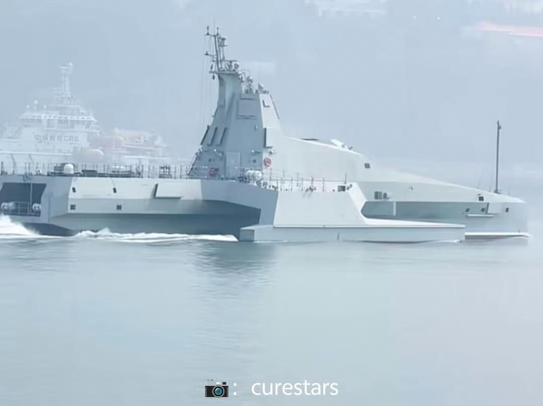 “虎鲸”穿浪三体舰出海。