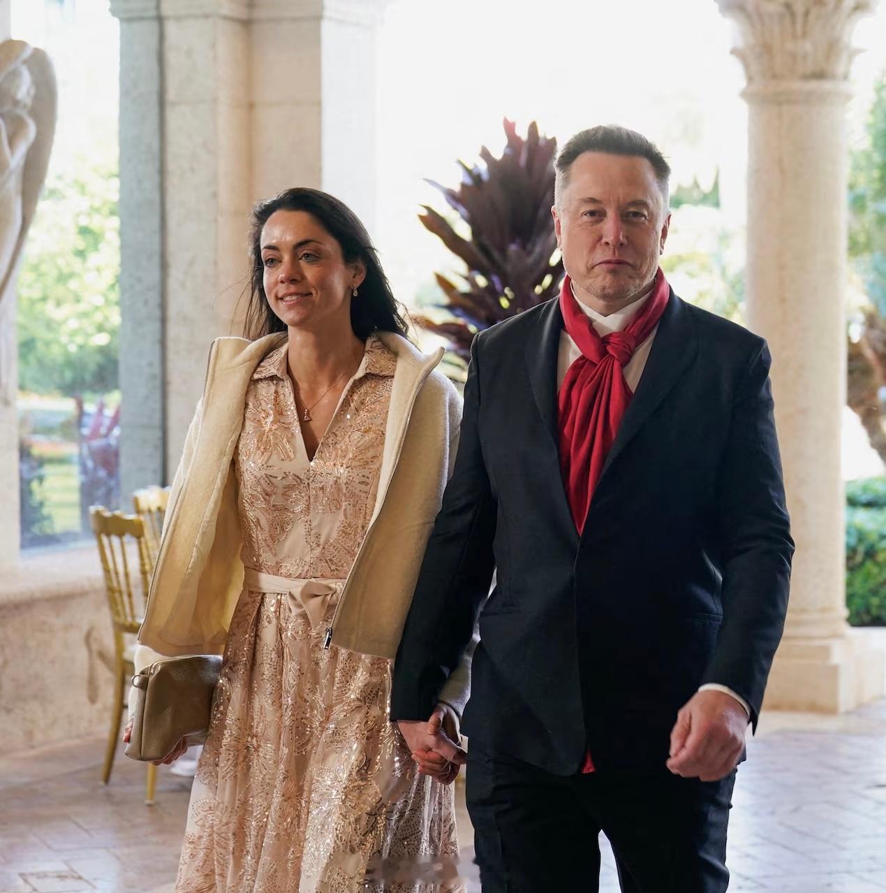 补发｜马斯克牵手印度裔女友参加婚礼👇马斯克跟女高管Shivon Zilis（他