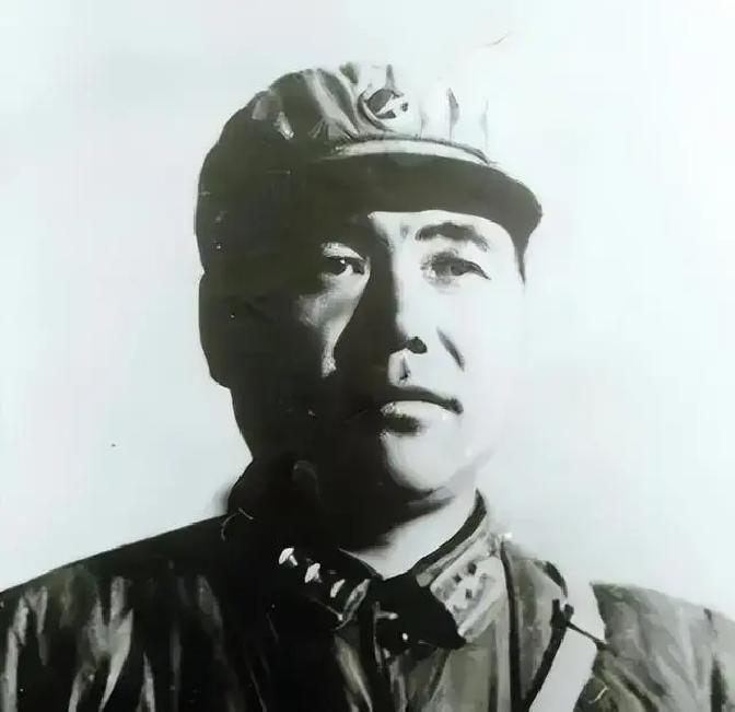 1967年深夜，军事教官郭兴福含泪掐死两子一女，随后妻子自杀，郭兴福被判处死刑。