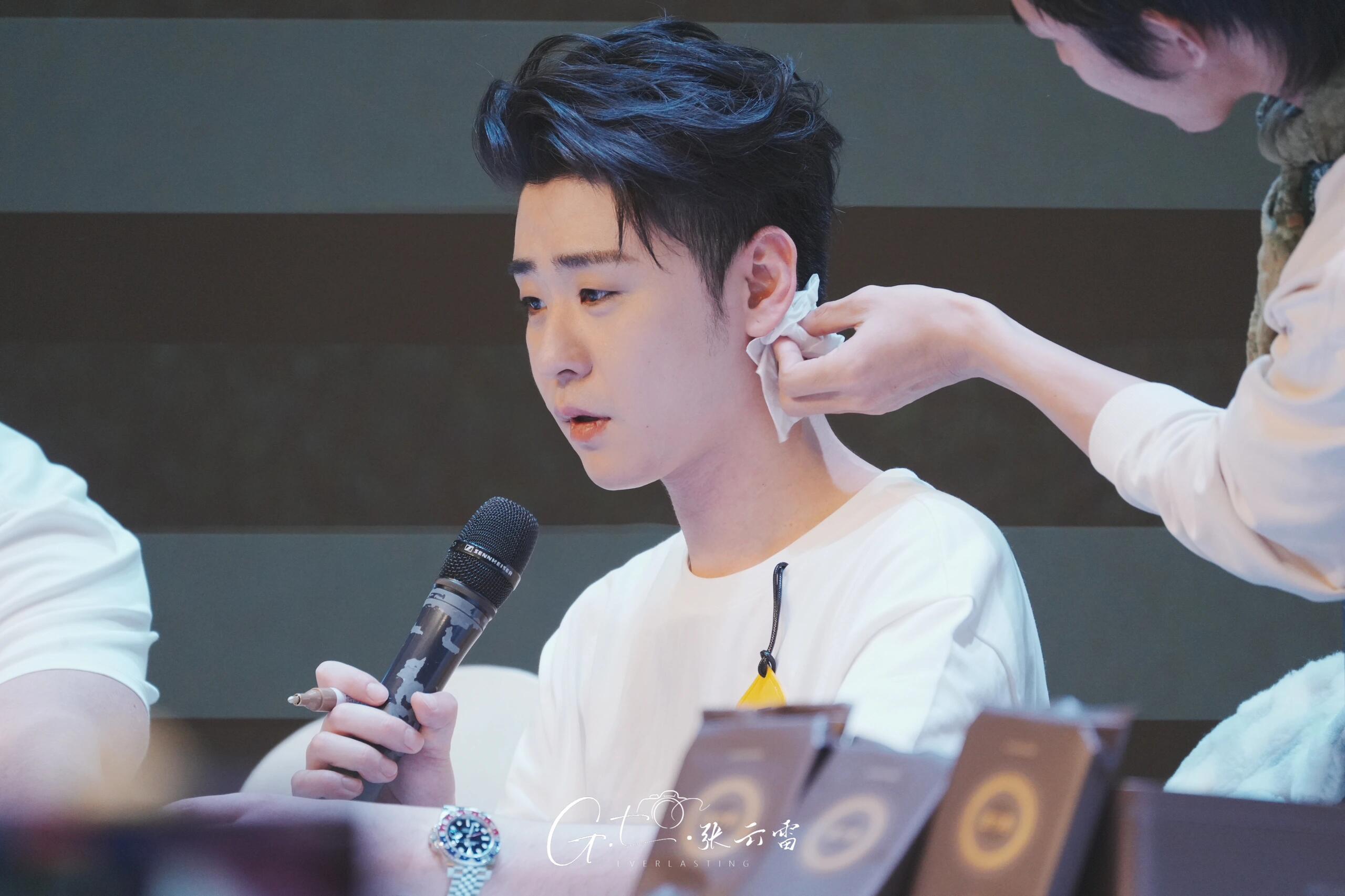 现在看到签售会的图好像没那么🍋了看来我已经释怀了也就用了差不多一年的时间