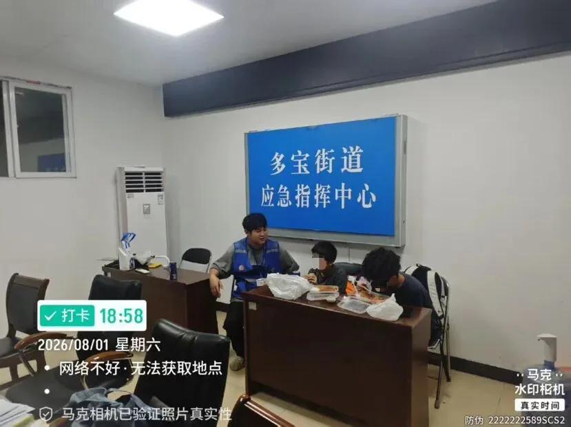 广州荔湾区。
网格员发现两名未成年，经询问得知，他们是从贵州来探亲的，因亲戚去深
