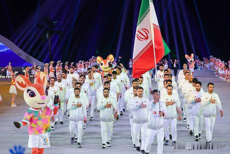 2026年4月22日晚，第六届亚洲沙滩运动会在海南三亚正式开幕。
伊朗代表团整齐