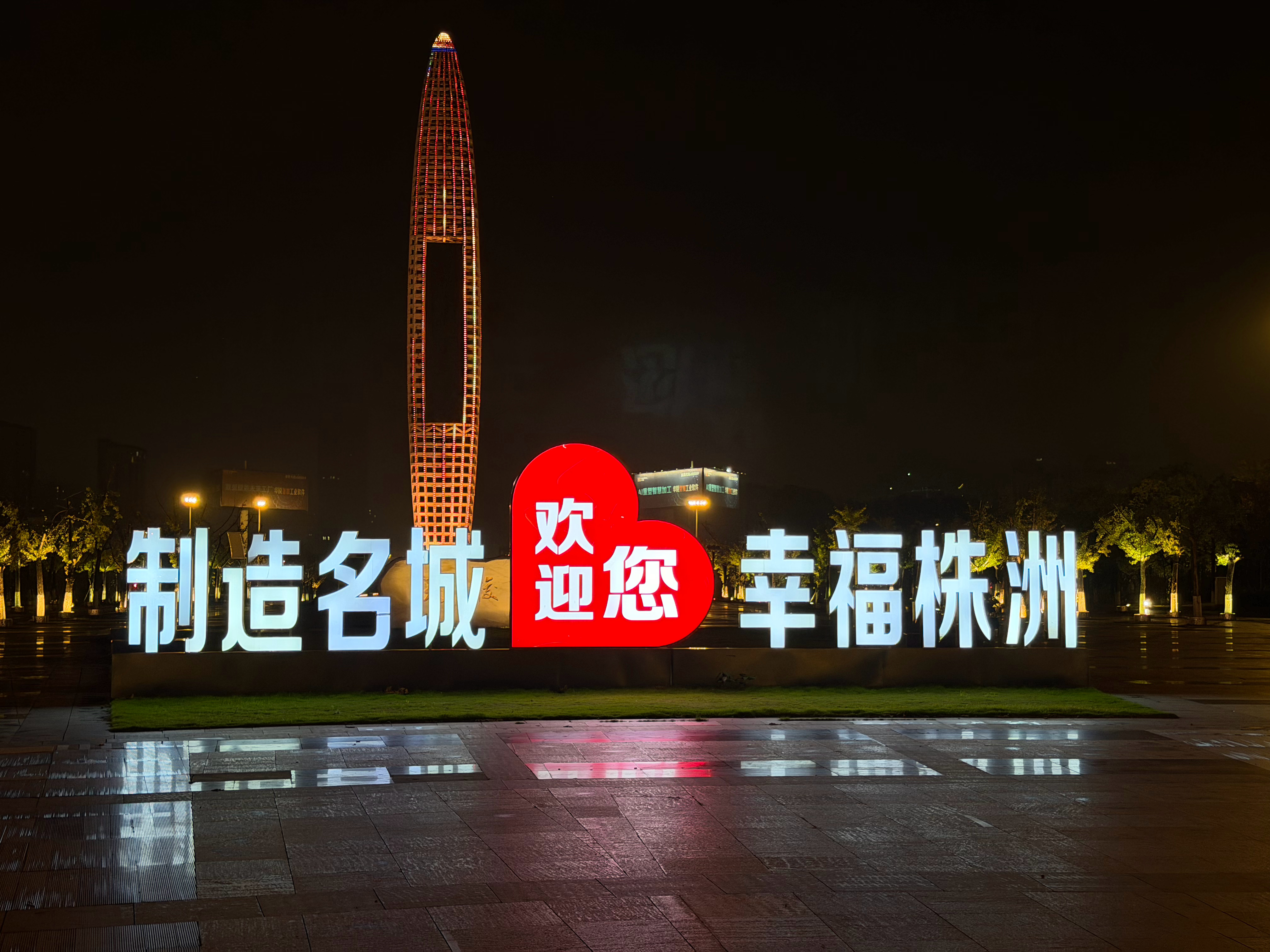 一出高铁站 滴滴半天打不到车出去坐出租 最前面两辆出租车没有司机后面的司机想走走