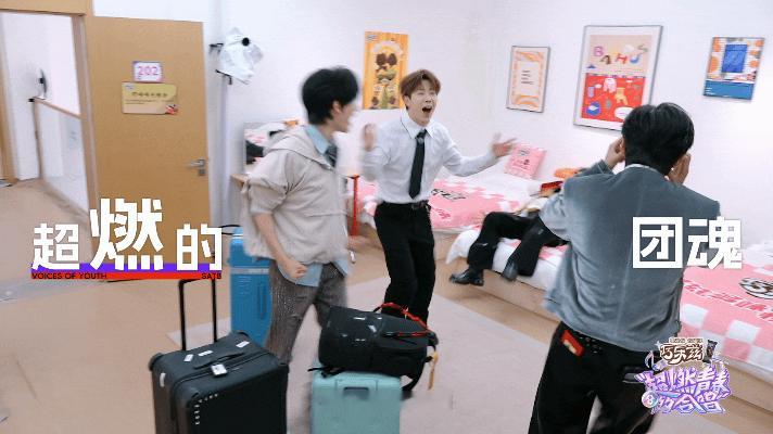 余宇涵走到哪摔到哪超燃青春的合唱 台上合唱有多热血，台下摔跤就有多猝不及防，余宇