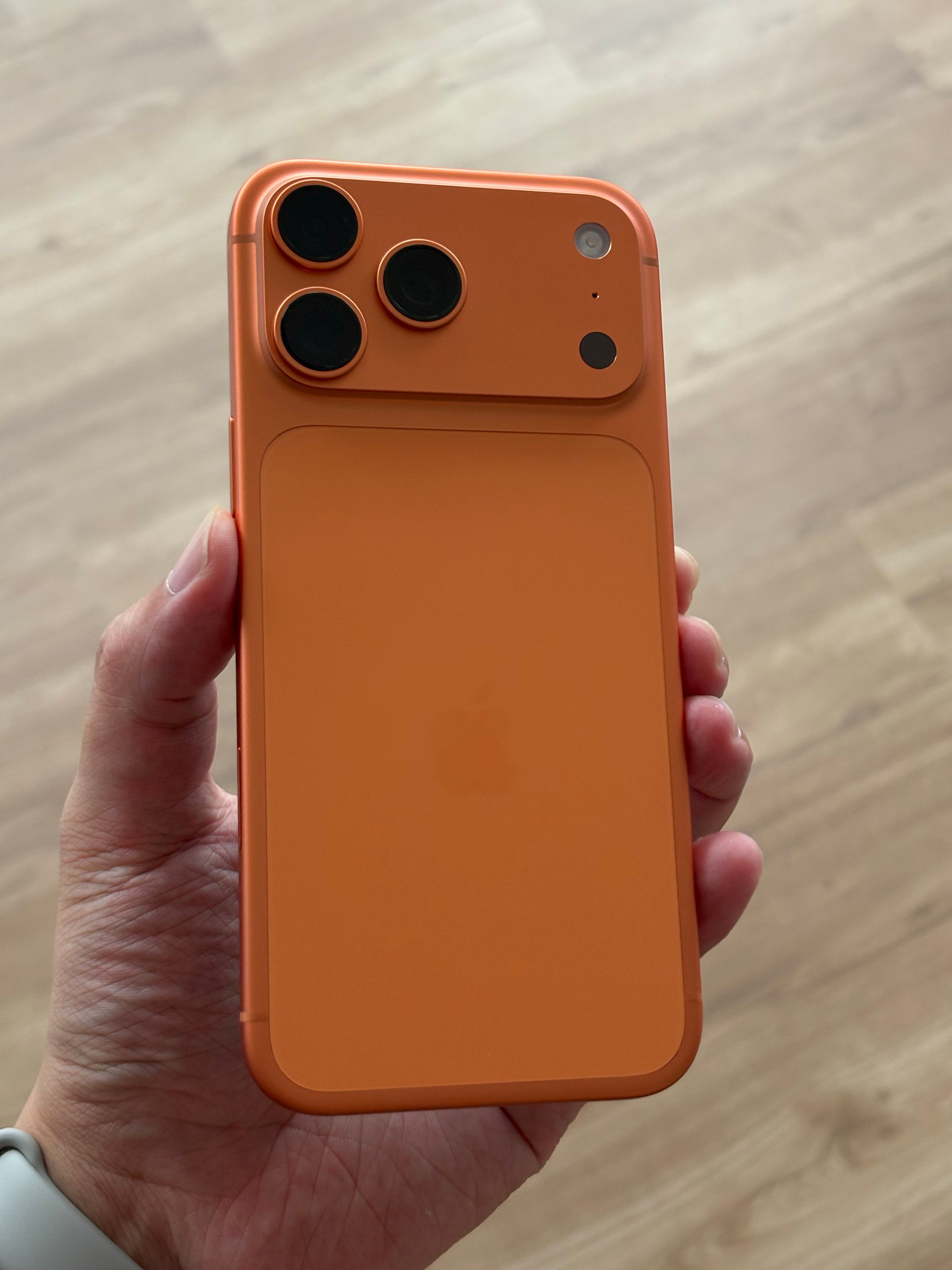 iPhone 17 Pro 的橙色，看发布会觉得好丑 上手之后诶～你还真别说有点