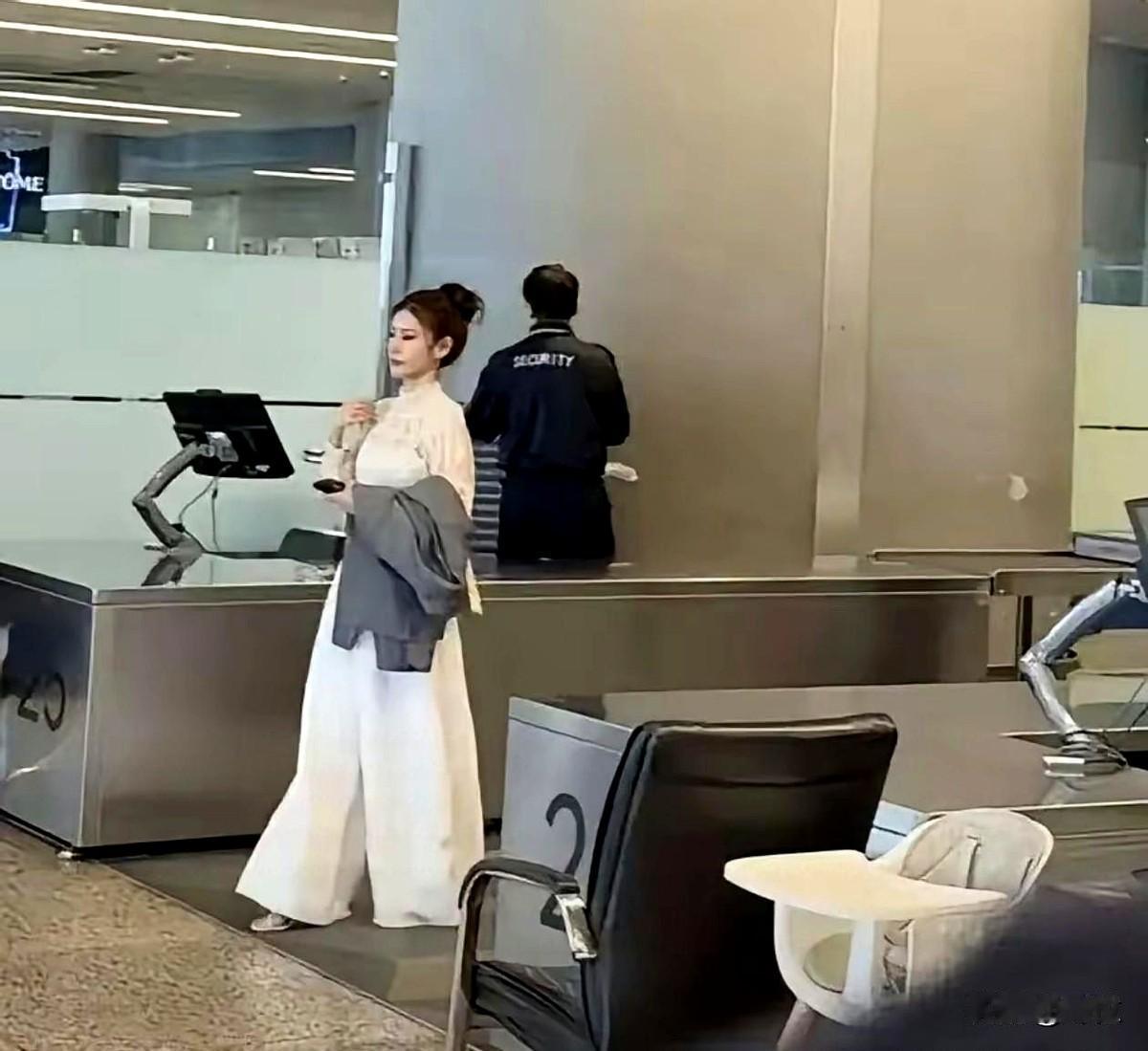 看到马筱梅笑着说，婆婆把孩子们的房间改成了健身房，我心里咯噔一下。
那不是健身房