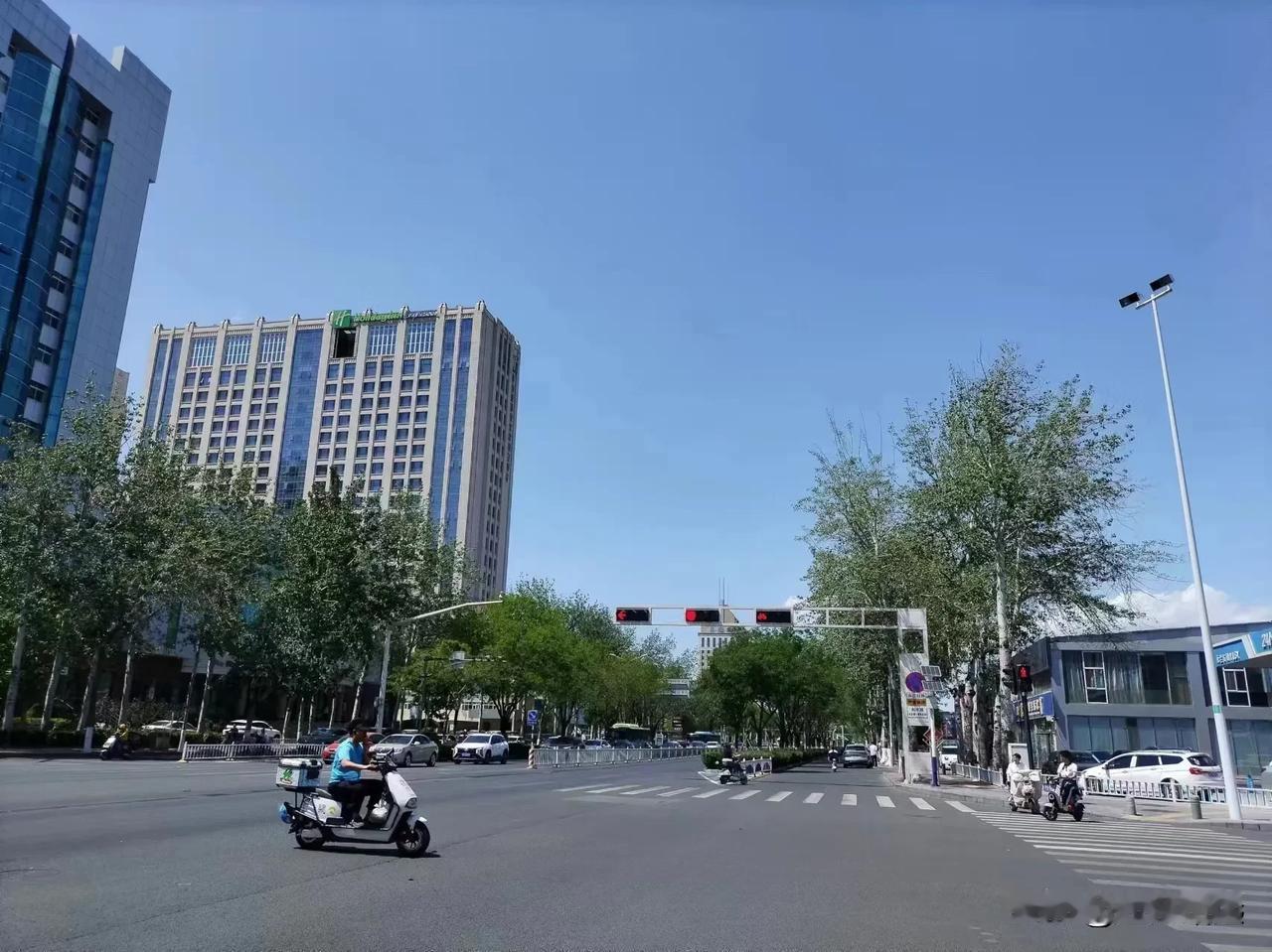 前几日，先生周末休息，家里的学生因为高考占用教室，也放假在家。

天选打工人加班