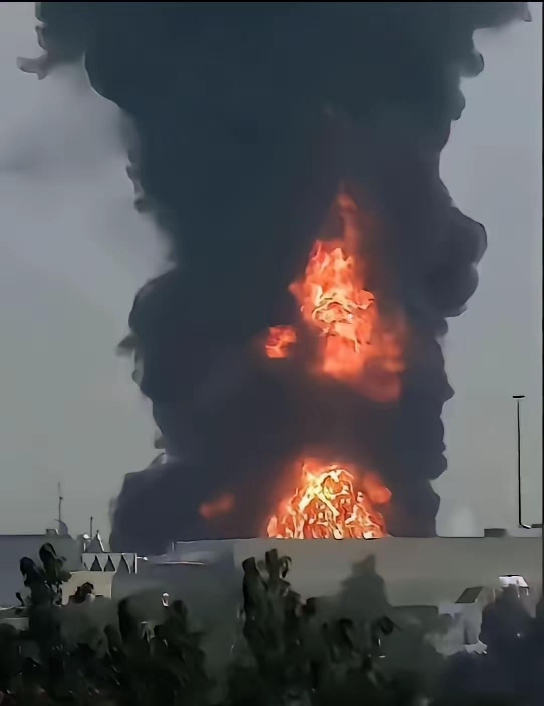 迪拜彻底慌了！40年造的神话，短短几天就被狠狠戳破。
 
一直以来，迪拜都是中东