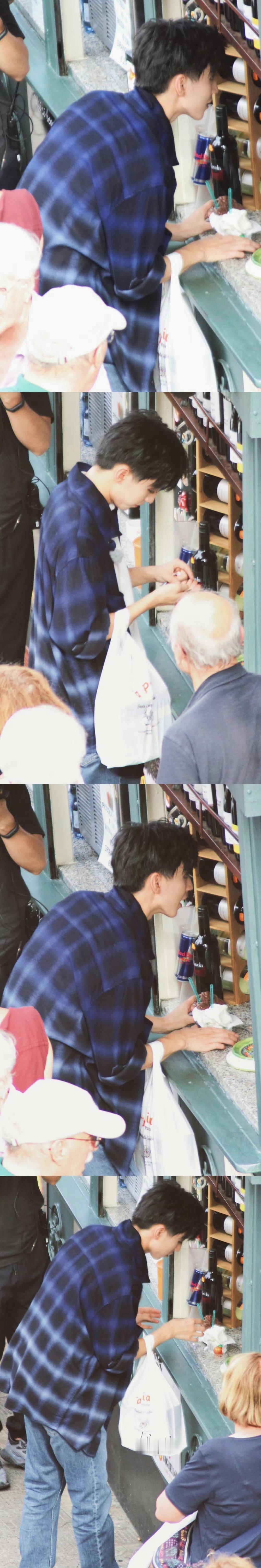 还是觉得这两段描述好动人买薯条🍟闲逛拍照，很难不想起陶尔米纳那个在街头给大家买